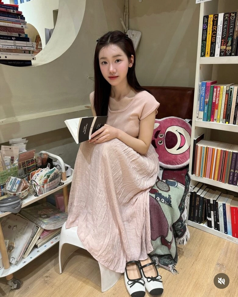 Xuất hiện hot girl áo dài ngỡ gái hàn lướt vài giây cũng hút triệu views vì quá xinh đẹp