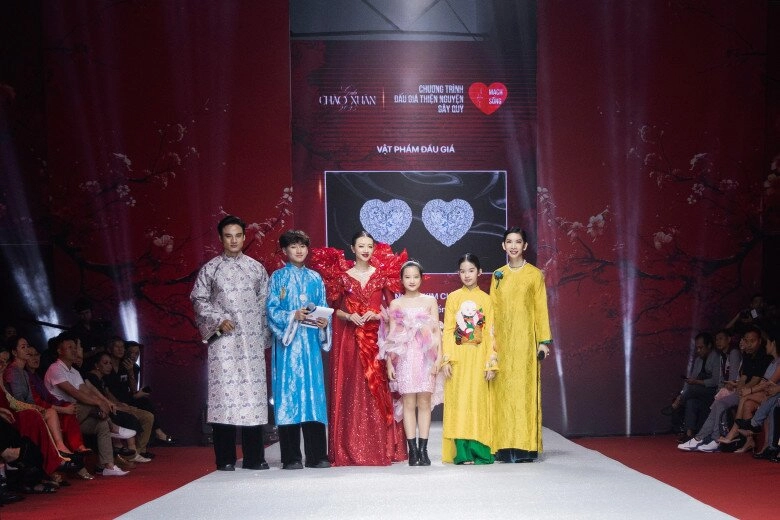 Xuất hiện mẫu nhí 13 tuổi trình diễn catwalk chuyên nghiệp ăn mặc sành điệu