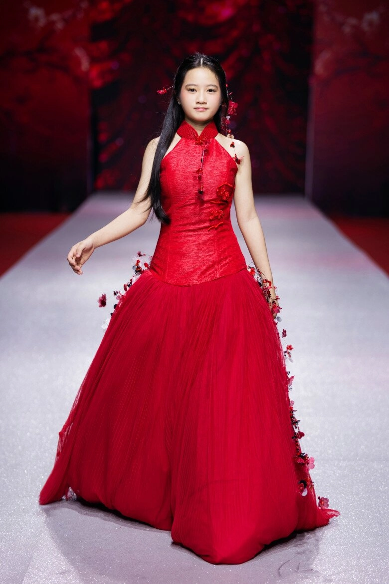 Xuất hiện mẫu nhí 13 tuổi trình diễn catwalk chuyên nghiệp ăn mặc sành điệu