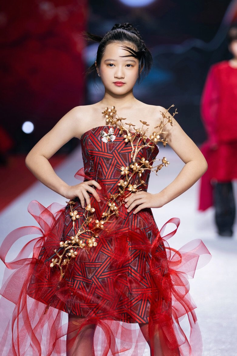 Xuất hiện mẫu nhí 13 tuổi trình diễn catwalk chuyên nghiệp ăn mặc sành điệu