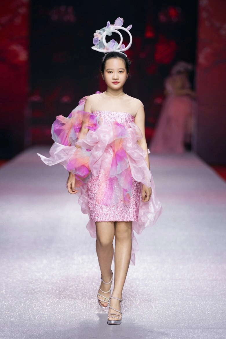 Xuất hiện mẫu nhí 13 tuổi trình diễn catwalk chuyên nghiệp ăn mặc sành điệu