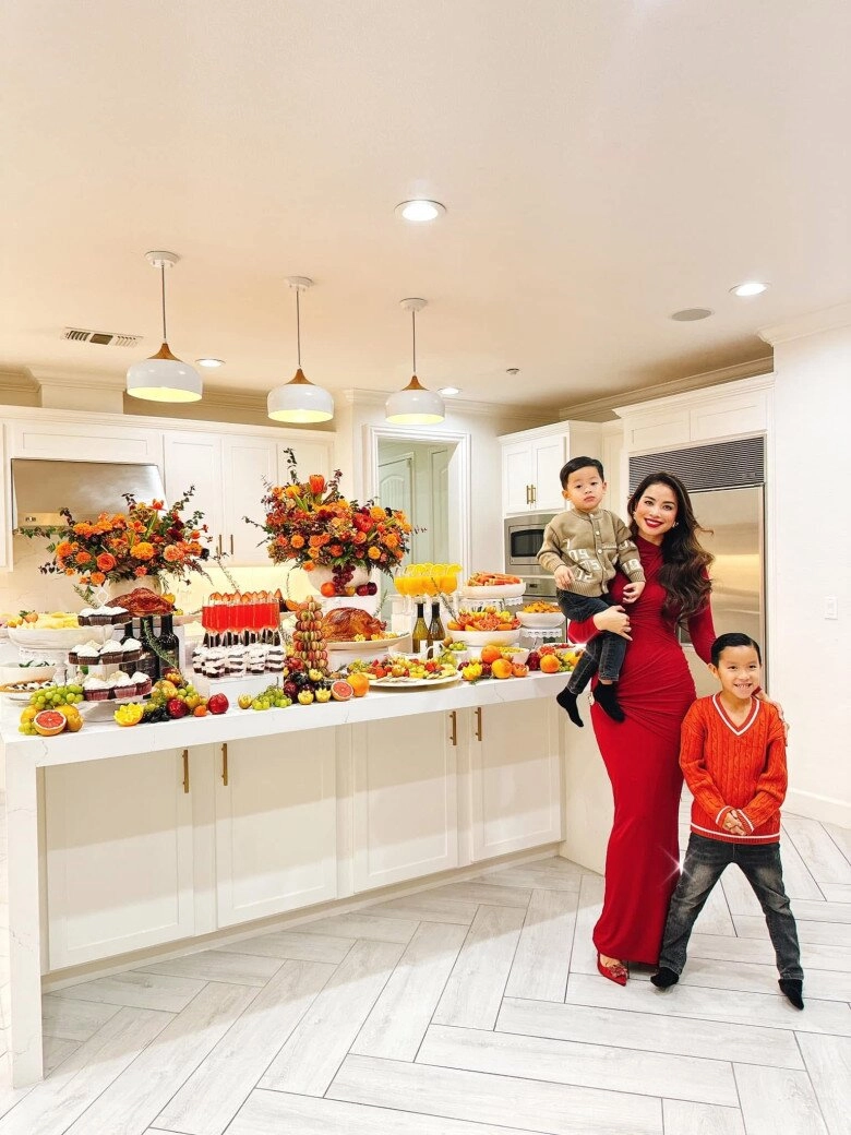 Xứng danh hoa hậu quốc dân phạm hương ăn diện biến căn bếp thành sàn diễn thời trang