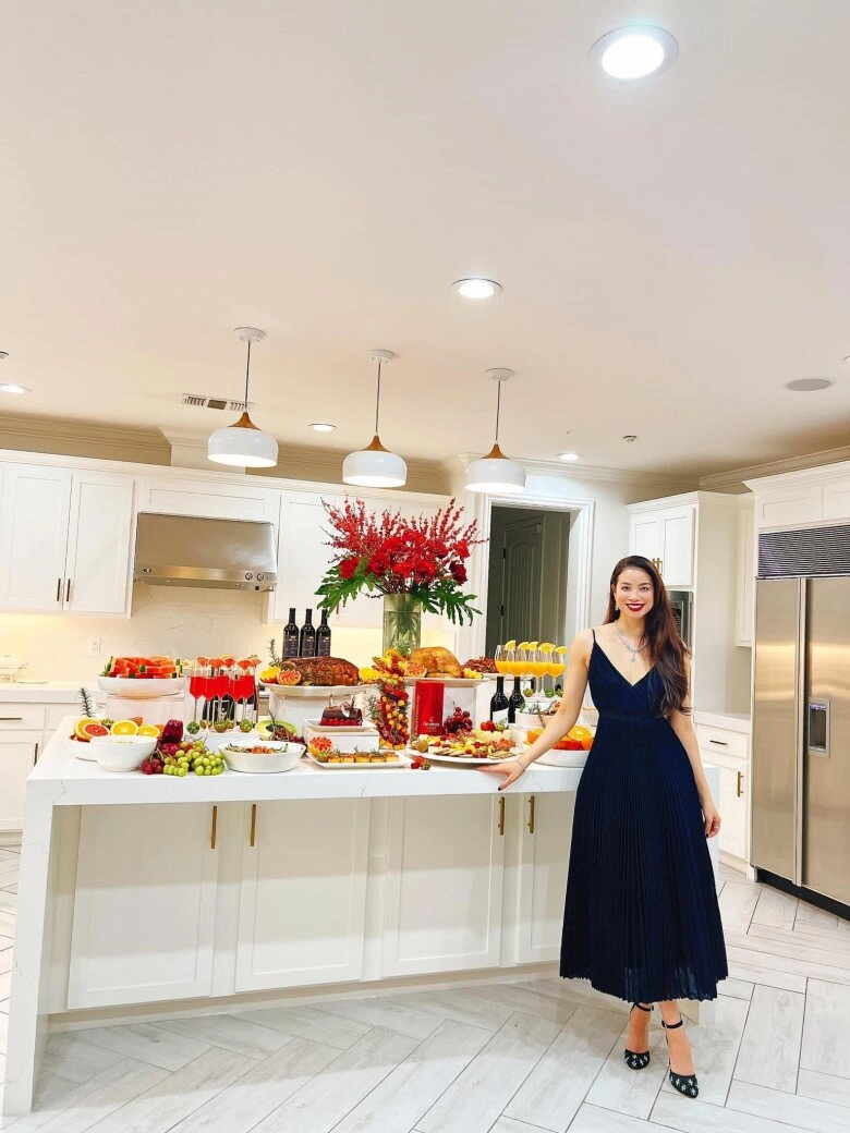 Xứng danh hoa hậu quốc dân phạm hương ăn diện biến căn bếp thành sàn diễn thời trang