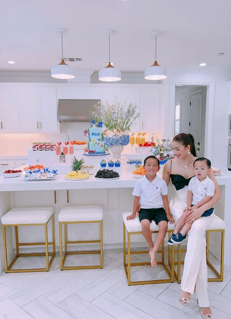 Xứng danh hoa hậu quốc dân phạm hương ăn diện biến căn bếp thành sàn diễn thời trang
