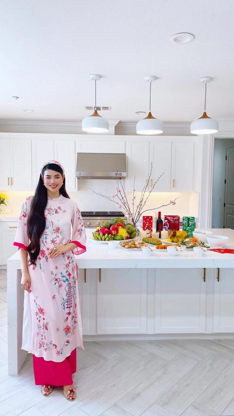 Xứng danh hoa hậu quốc dân phạm hương ăn diện biến căn bếp thành sàn diễn thời trang