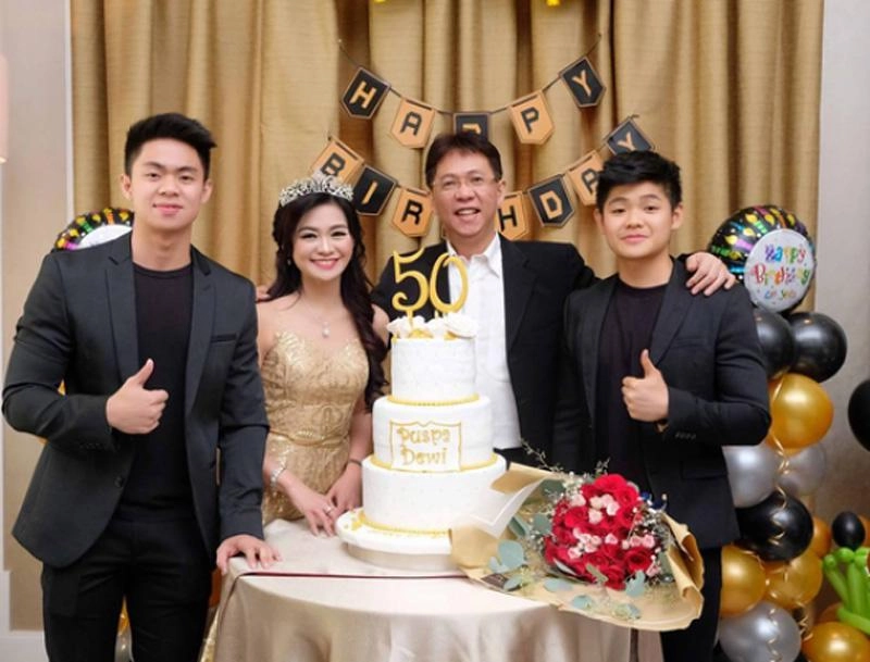 3 bà mẹ tuổi trung niên vẫn bị nhầm là bạn gái của con trai vì quá trẻ