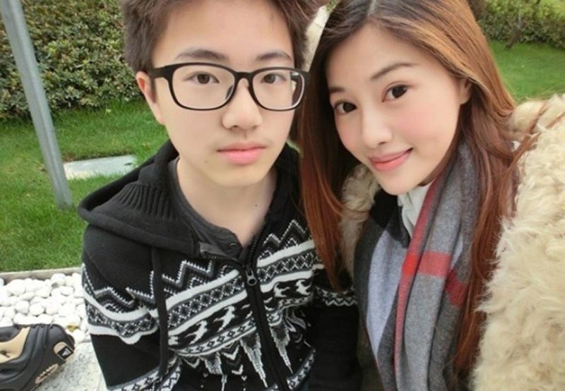 3 bà mẹ tuổi trung niên vẫn bị nhầm là bạn gái của con trai vì quá trẻ
