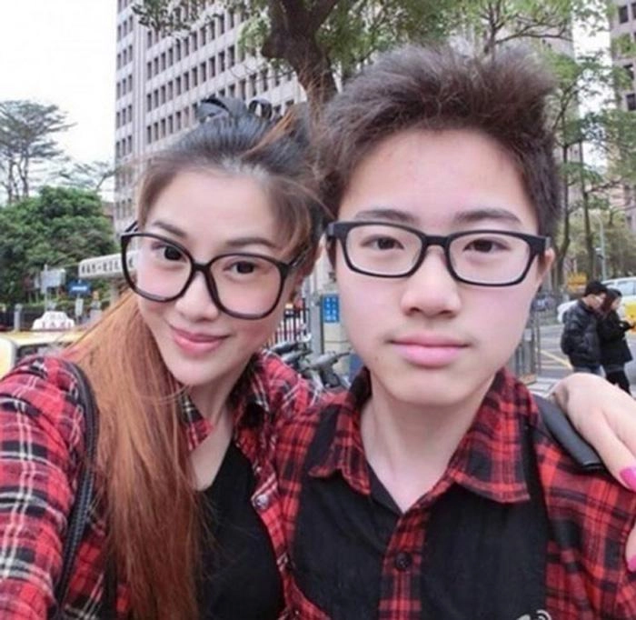 3 bà mẹ tuổi trung niên vẫn bị nhầm là bạn gái của con trai vì quá trẻ