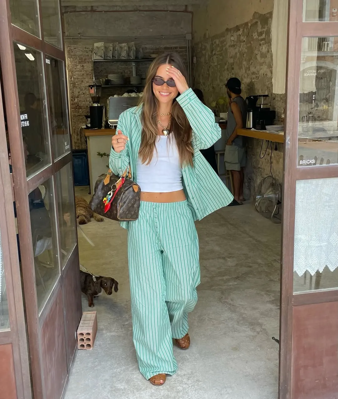 8 cách phối sơ mi đi biển chuẩn fashionista mặc xong nhan sắc thăng hạng cứ chụp ảnh là xinh hết nấc
