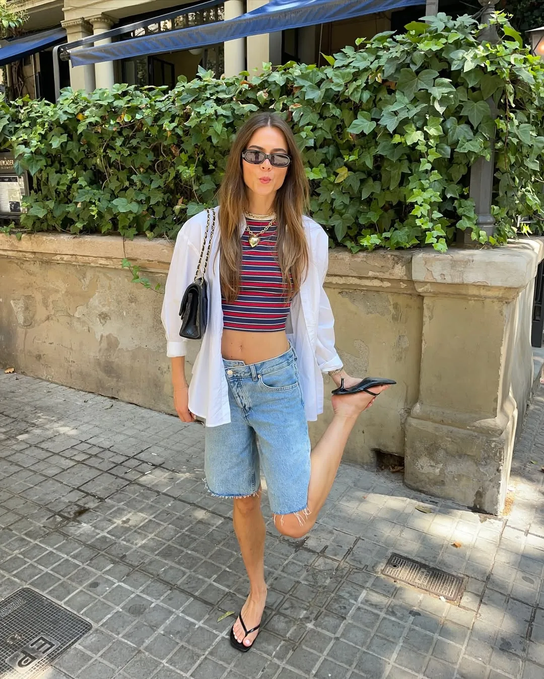 8 cách phối sơ mi đi biển chuẩn fashionista mặc xong nhan sắc thăng hạng cứ chụp ảnh là xinh hết nấc