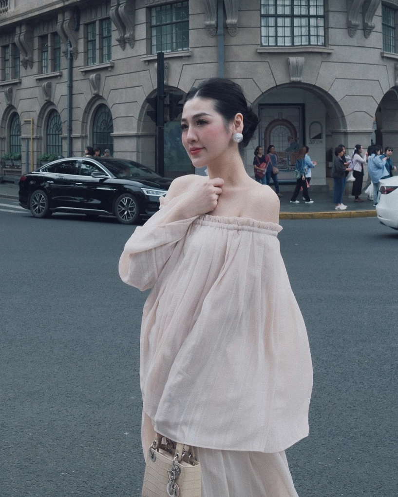 Á hậu tú anh xách hai chiếc túi hơn một tỷ đồng vi vu thượng hải