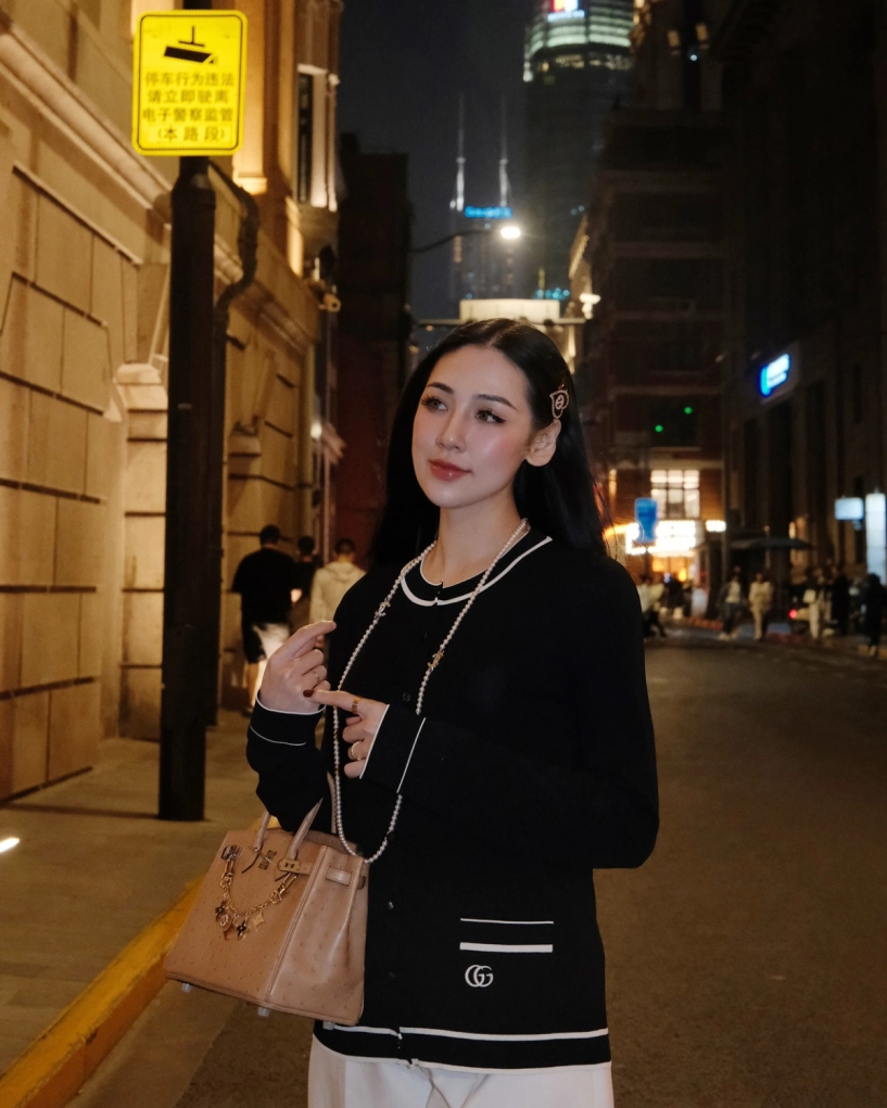 Á hậu tú anh xách hai chiếc túi hơn một tỷ đồng vi vu thượng hải