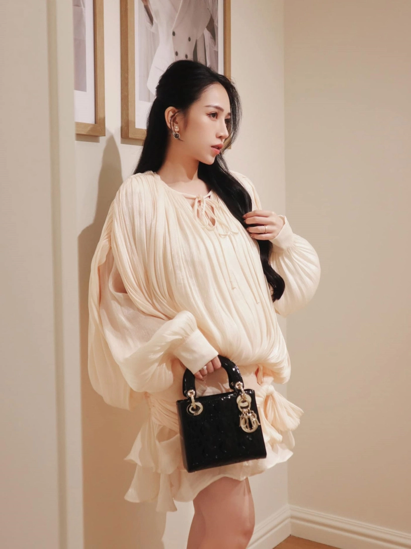 Ái nữ đại gia minh nhựa năng động suốt 9 tháng mang bầu con thứ 4