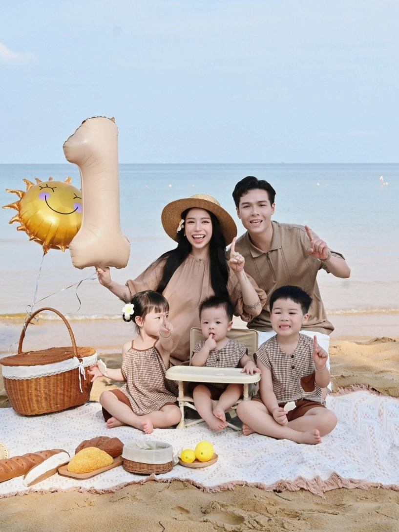 Ái nữ đại gia minh nhựa năng động suốt 9 tháng mang bầu con thứ 4