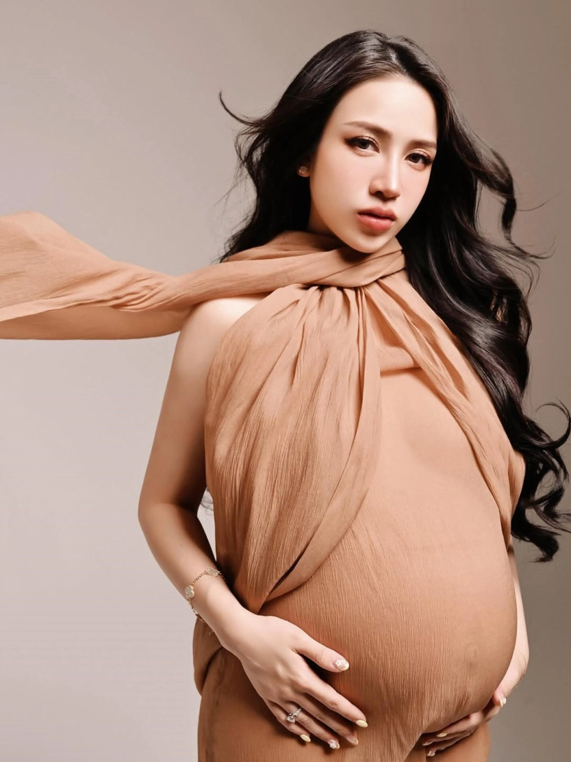 Ái nữ đại gia minh nhựa năng động suốt 9 tháng mang bầu con thứ 4