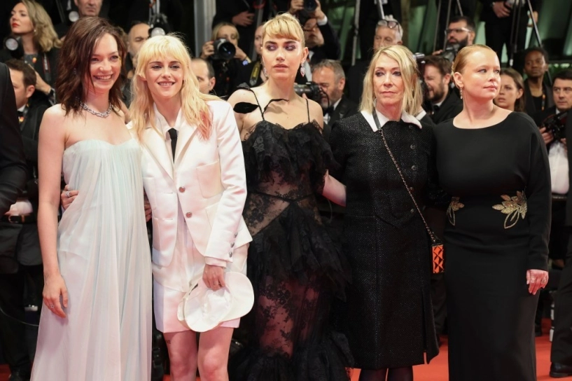 Angelina jolie là tâm điểm ở cannes đường yên và cao viên viên bị ống kính hung thần bóc trần