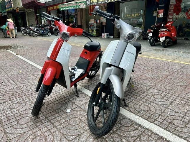 Anh em đã biết honda cub có cả phiên bản mới không cần đổ xăng - thay nhớt chưa