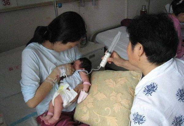 Bà mẹ đang cho con bú bất ngờ bị vỡ túi ngực suýt mất mạng còn bị chồng dọa bỏ
