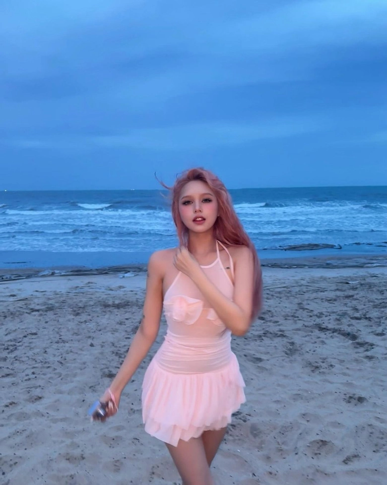 Bạn gái hotgirl 2k2 của gil lê chăm diện mốt váy ôm sát cơ thể vóc dáng tuổi đôi mươi khiến dân tình khen nức nở