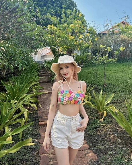 Bạn gái hotgirl 2k2 của gil lê chăm diện mốt váy ôm sát cơ thể vóc dáng tuổi đôi mươi khiến dân tình khen nức nở
