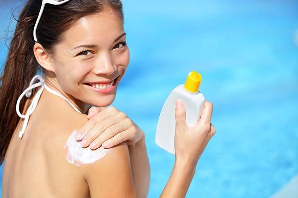 Bảo vệ da ngày hè khỏi ánh nắng mặt trời với 4 lưu ý không thể thiếu sau