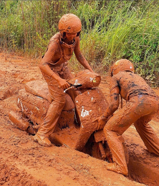 Bật cười khi chị em dùng honda giorno 125 off-road vượt bùn lầy