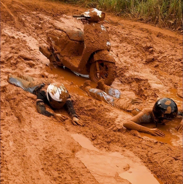 Bật cười khi chị em dùng honda giorno 125 off-road vượt bùn lầy
