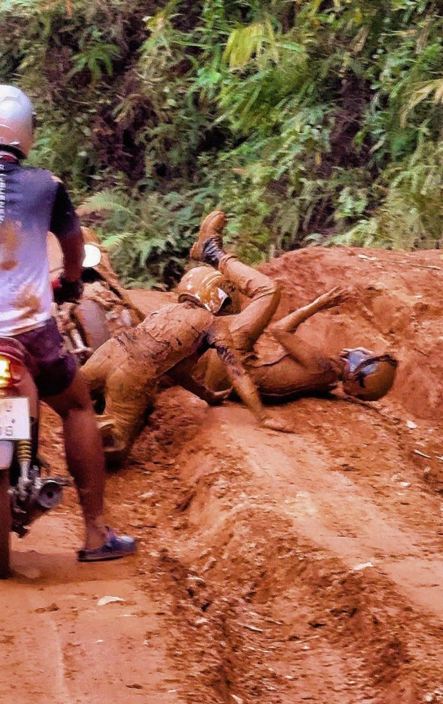 Bật cười khi chị em dùng honda giorno 125 off-road vượt bùn lầy