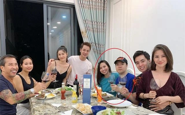 Bấy lâu nay giấu kín như bưng hóa ra vợ lê hiếu có làn da nâu khuôn miệng rộng và