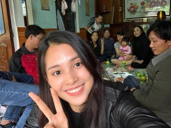 Bị chộp lại khoảnh khắc cằm nọng ngấn mỡ có chăng tiểu vy đang tăng cân mất kiểm soát