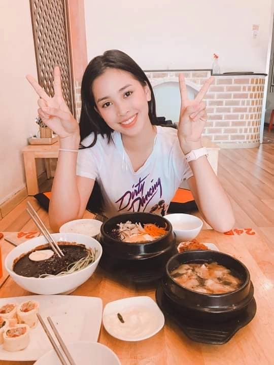 Bị chộp lại khoảnh khắc cằm nọng ngấn mỡ có chăng tiểu vy đang tăng cân mất kiểm soát
