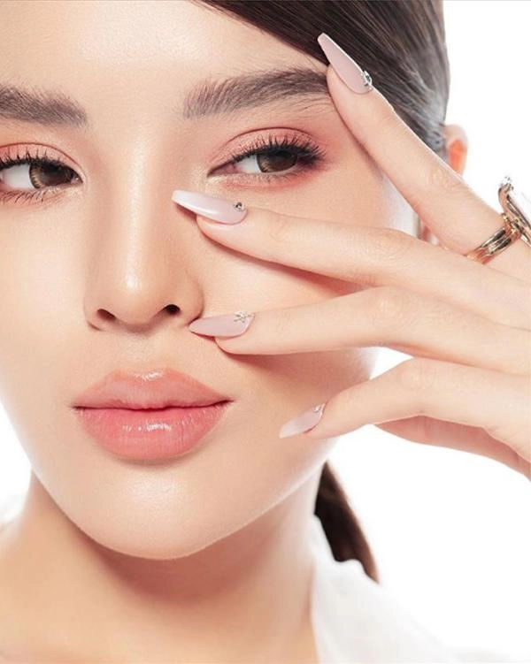 Bị fan hỏi chuyện lười cạo lông mày kỳ duyên đáp trả đầy bất ngờ