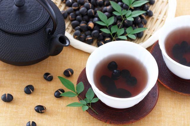 Bí quyết sở hữu eo thon da căng mướt của người nhật bằng trà đậu đen