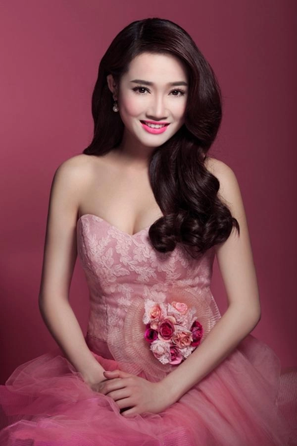 Bình thường diêm dúa bao nhiêu ngày cưới nhã phương lại cực thông minh với phong cách này