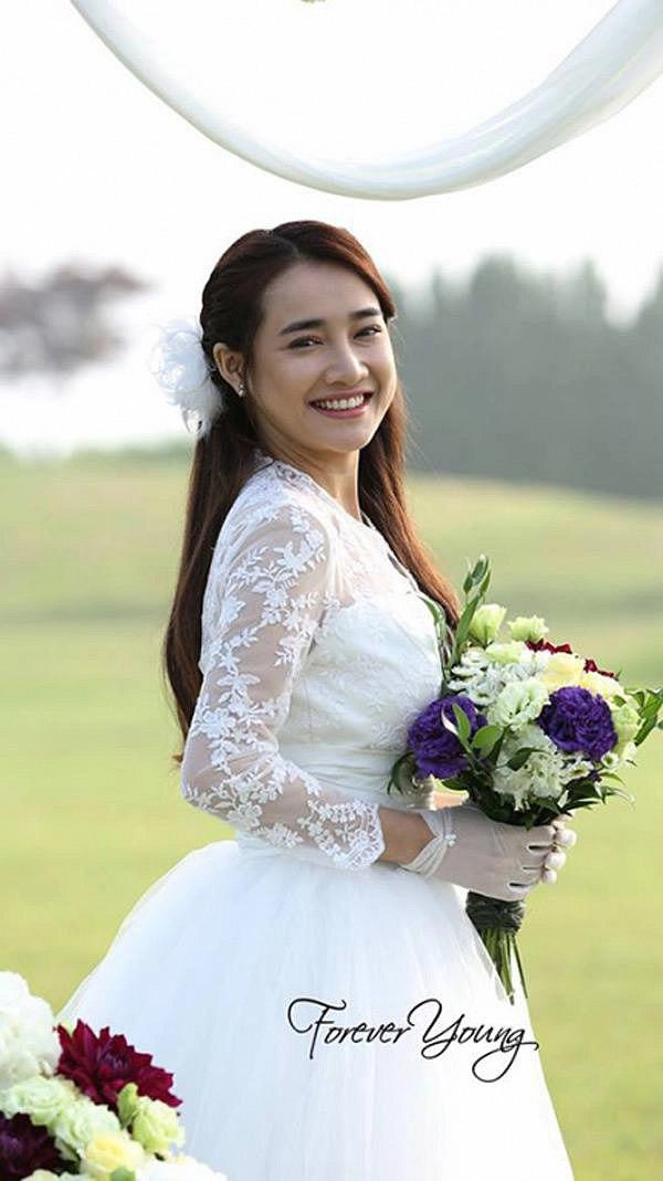 Bình thường diêm dúa bao nhiêu ngày cưới nhã phương lại cực thông minh với phong cách này