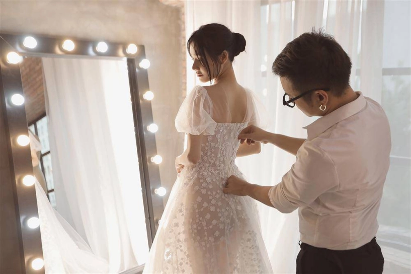 Bình thường diêm dúa bao nhiêu ngày cưới nhã phương lại cực thông minh với phong cách này