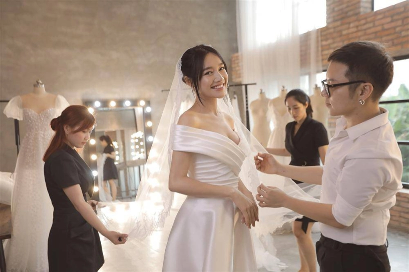 Bình thường diêm dúa bao nhiêu ngày cưới nhã phương lại cực thông minh với phong cách này