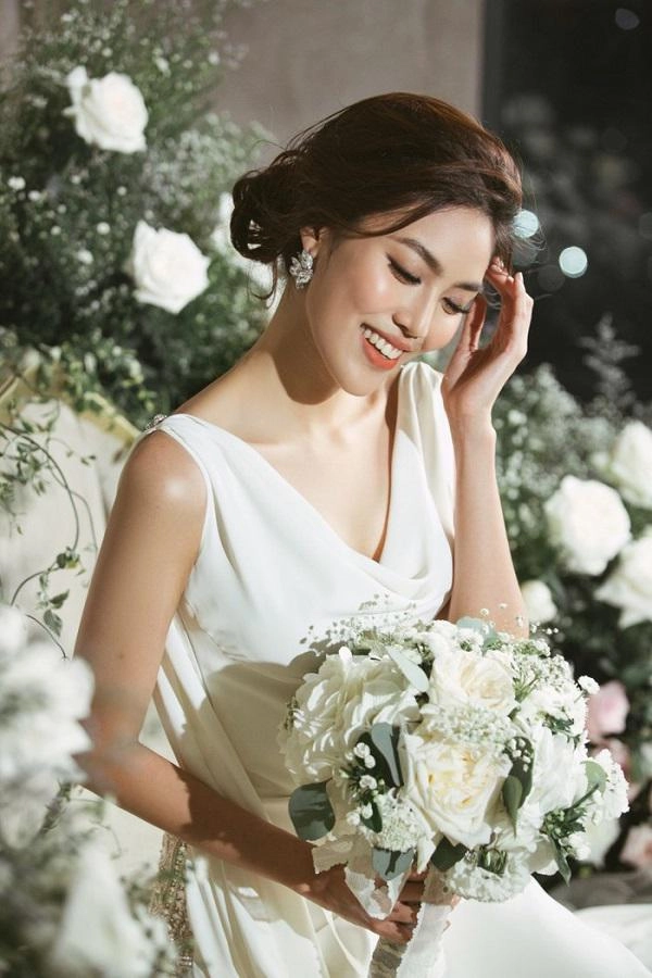 Bình thường lúc nào cũng môi thâm-môi tều cưới chồng rồi lan khuê lại đổi kiểu