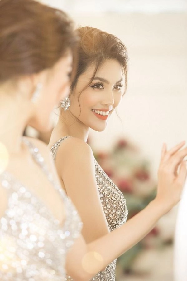 Bình thường lúc nào cũng môi thâm-môi tều cưới chồng rồi lan khuê lại đổi kiểu
