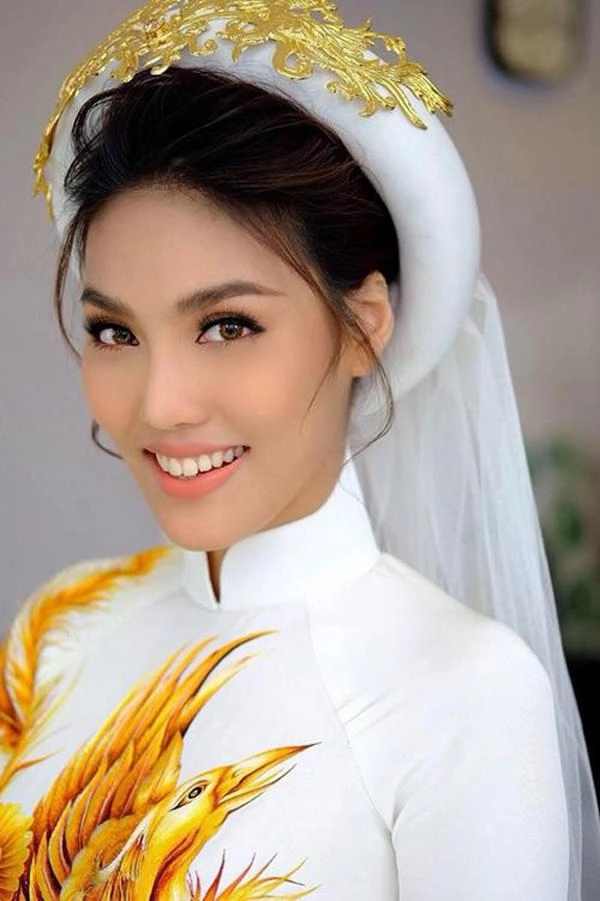 Bình thường lúc nào cũng môi thâm-môi tều cưới chồng rồi lan khuê lại đổi kiểu