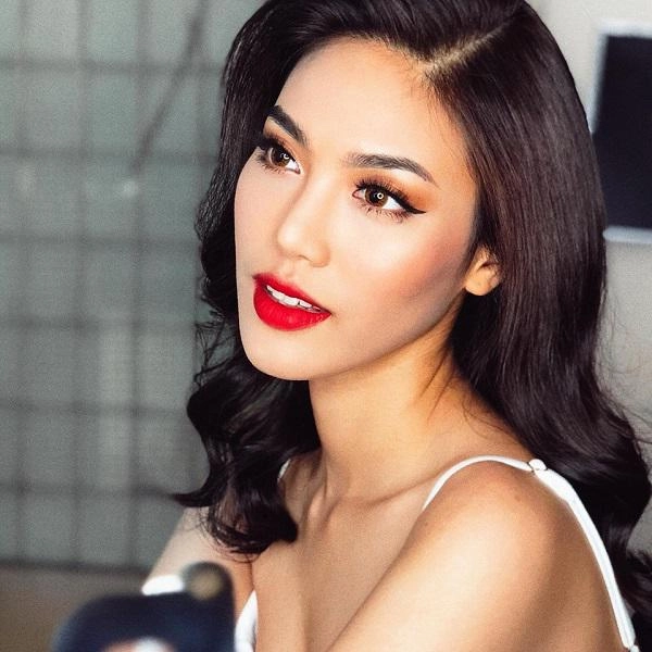 Bình thường lúc nào cũng môi thâm-môi tều cưới chồng rồi lan khuê lại đổi kiểu