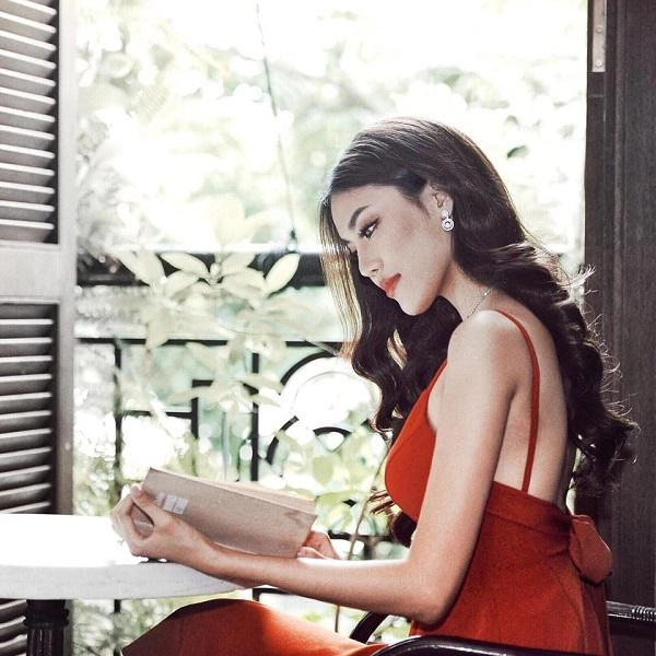 Bình thường lúc nào cũng môi thâm-môi tều cưới chồng rồi lan khuê lại đổi kiểu