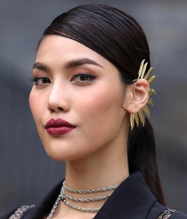 Bình thường lúc nào cũng môi thâm-môi tều cưới chồng rồi lan khuê lại đổi kiểu