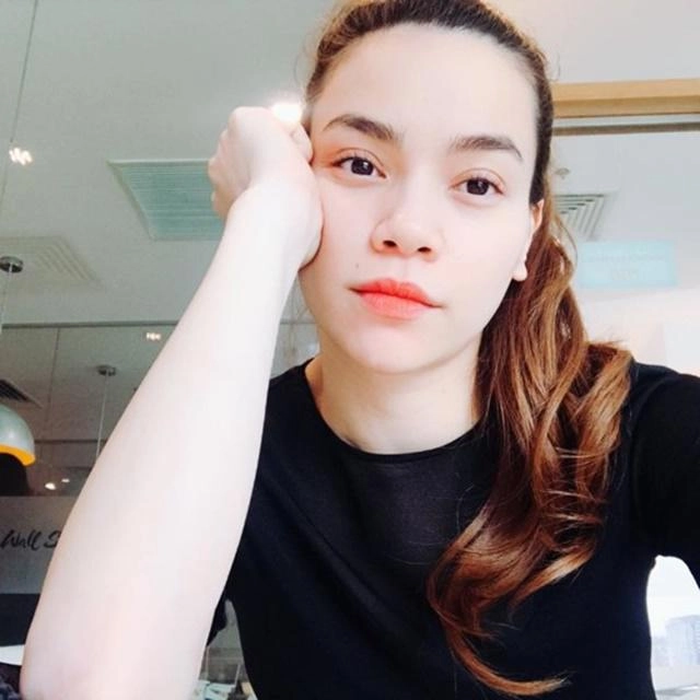 Bình thường xinh đẹp là thế lần này hà hồ lại già chát như bà thím vì mắc lỗi này