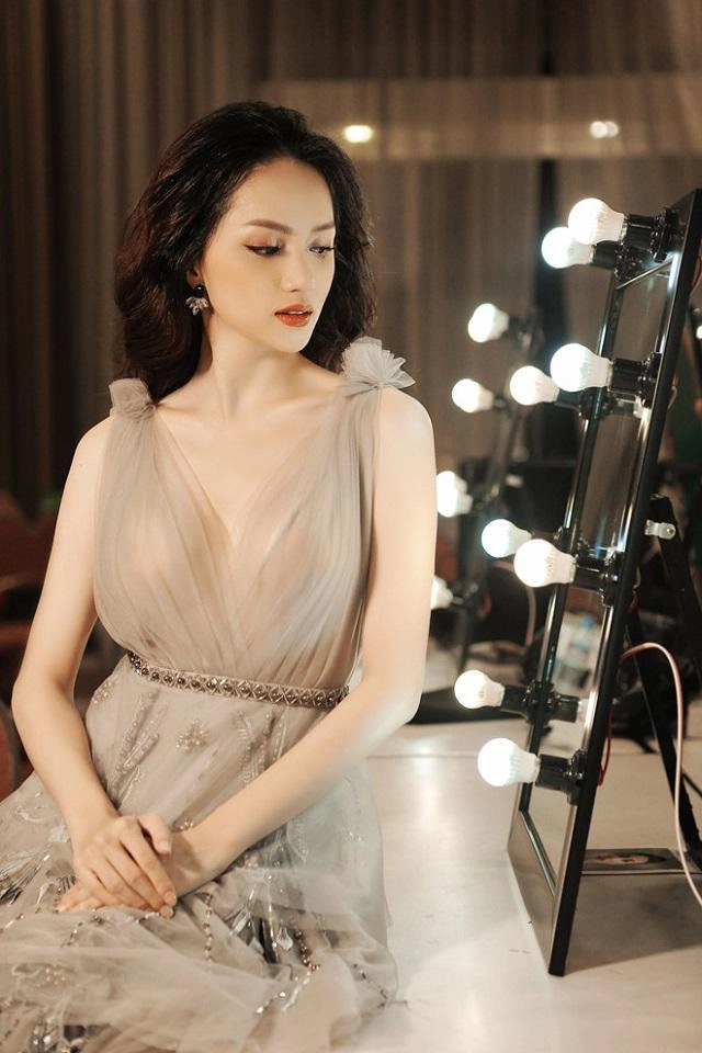Bó tay trước muôn kiểu khoe vòng 1 của sao việt người gây tranh cãi kẻ lộ khuyết điểm