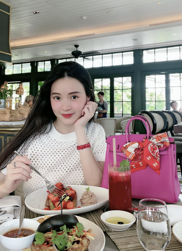 Bóc giá 2 chiếc túi hiệu ông xã thiếu gia tập đoàn nhựa nghìn tỷ vừa tặng midu trong tiệc kỷ niệm một năm đám cưới