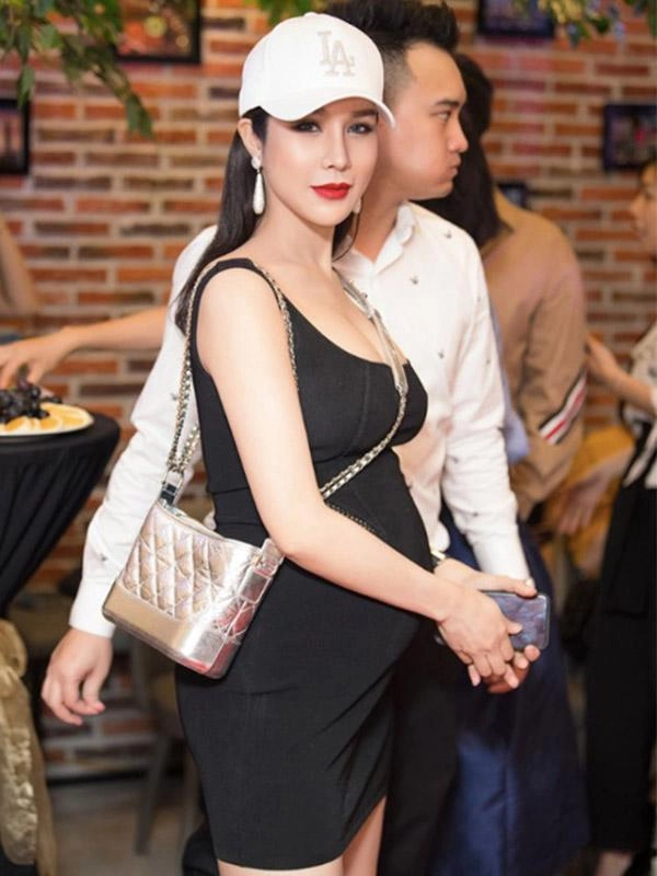 Bụng vượt mặt bà bầu diệp lâm anh vẫn đẹp bất chấp với son đỏ và kẻ mắt sắc lẹm