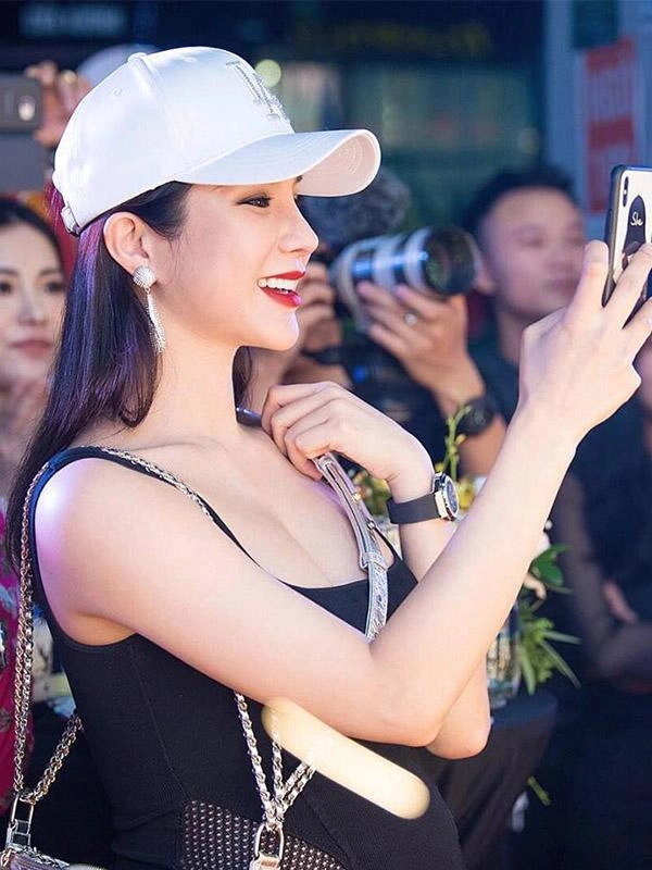 Bụng vượt mặt bà bầu diệp lâm anh vẫn đẹp bất chấp với son đỏ và kẻ mắt sắc lẹm
