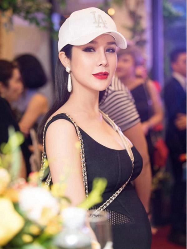 Bụng vượt mặt bà bầu diệp lâm anh vẫn đẹp bất chấp với son đỏ và kẻ mắt sắc lẹm