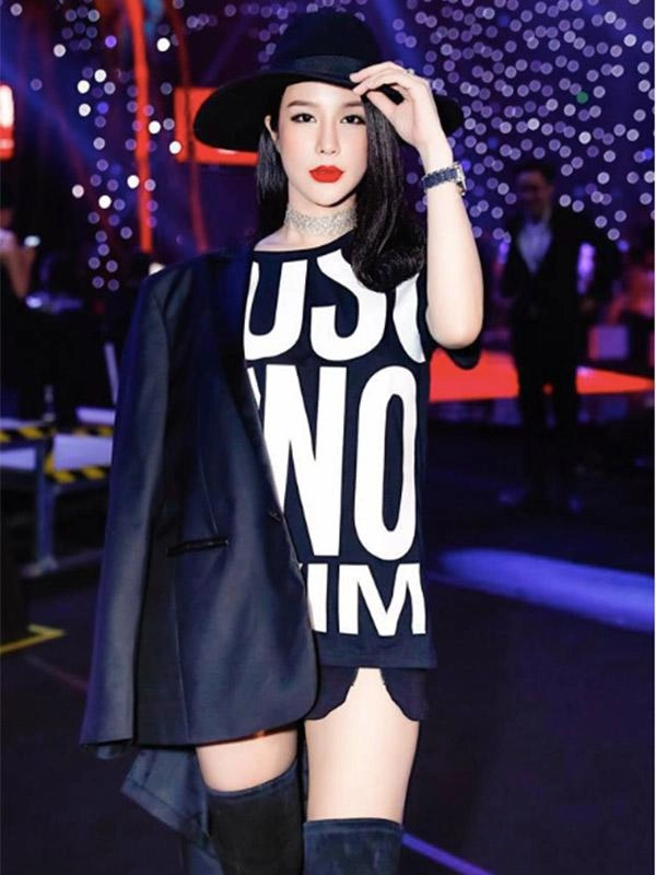 Bụng vượt mặt bà bầu diệp lâm anh vẫn đẹp bất chấp với son đỏ và kẻ mắt sắc lẹm